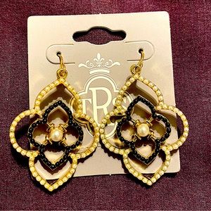 💜Fashion Pearl/Black/Gold Earrings. 💁🏻‍♀️